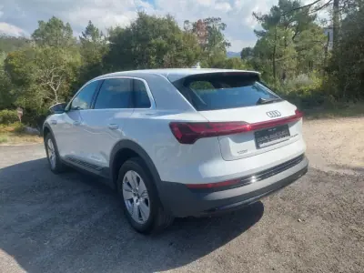 Audi e-tron 2023 - 36900 EUR, 52350 km - foto 5 de 11