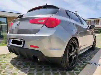 Alfa Romeo Giulietta 2013 - 17000 EUR, 107500 km - AUTO.MOTO.pt - 107500km - foto 4 de 10