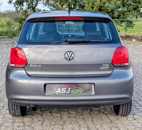 Volkswagen Polo 2012 - 5500 EUR, 303657 km - AUTO.MOTO.pt - 303657km - foto 8 de 19