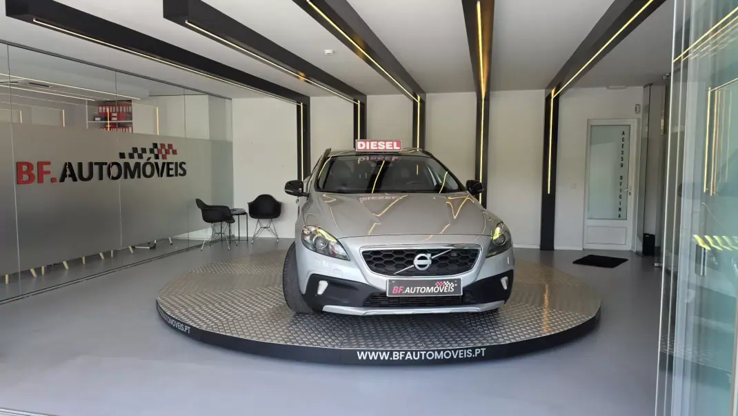 Volvo V40 Cross Country 2013 - 9900 EUR, 239930 km - AUTO.MOTO.pt - 239930km - foto 11 de 55