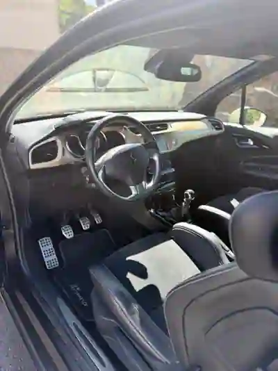 DS DS3 2018 - 16800 EUR, 130000 km - AUTO.MOTO.pt - 130000km - foto 11 de 15