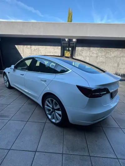 Tesla Model 3 2019 - 22900 EUR, 117000 km - AUTO.MOTO.pt - 117000km - foto 4 de 27