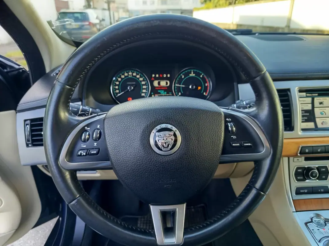 Jaguar XF 2014 - 13990 EUR, 192200 km - AUTO.MOTO.pt - 192200km - foto 16 de 18