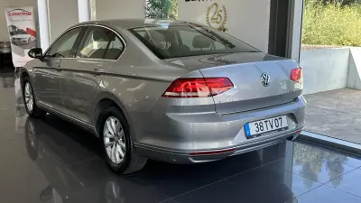 Volkswagen Passat 2018 - 16499 EUR, 183121 km - AUTO.MOTO.pt - 183121km - foto 2 de 19