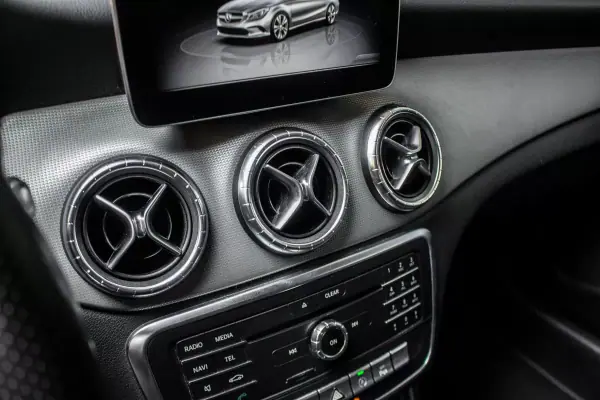 Mercedes-Benz CLA 180 2018 - 19500 EUR, 177901 km - AUTO.MOTO.pt - 177901km - foto 23 de 39