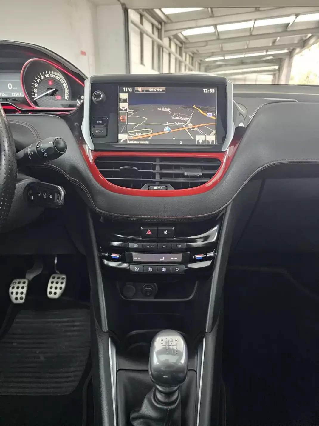 Peugeot 208 2015 - 16650 EUR, 121757 km - AUTO.MOTO.pt - 121757km - foto 32 de 38