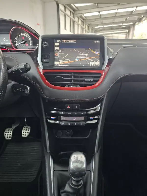 Peugeot 208 2015 - 16650 EUR, 121757 km - AUTO.MOTO.pt - 121757km - foto 32 de 38