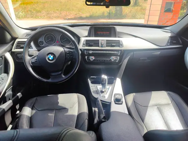 BMW 330 2018 - 15900 EUR, 231000 km - AUTO.MOTO.pt - 231000km - foto 10 de 15