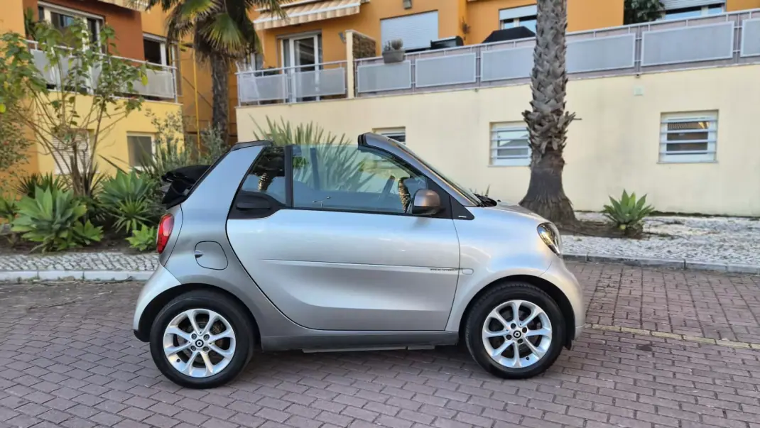 Smart Fortwo Cabrio 2017 - 12480 EUR, 84000 km - AUTO.MOTO.pt - 84000km - foto 5 de 17