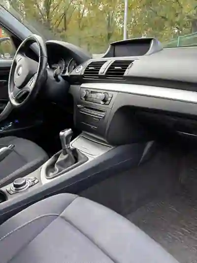 BMW 118 2010 - 6748 EUR, 356000 km - AUTO.MOTO.pt - 356000km - foto 9 de 12
