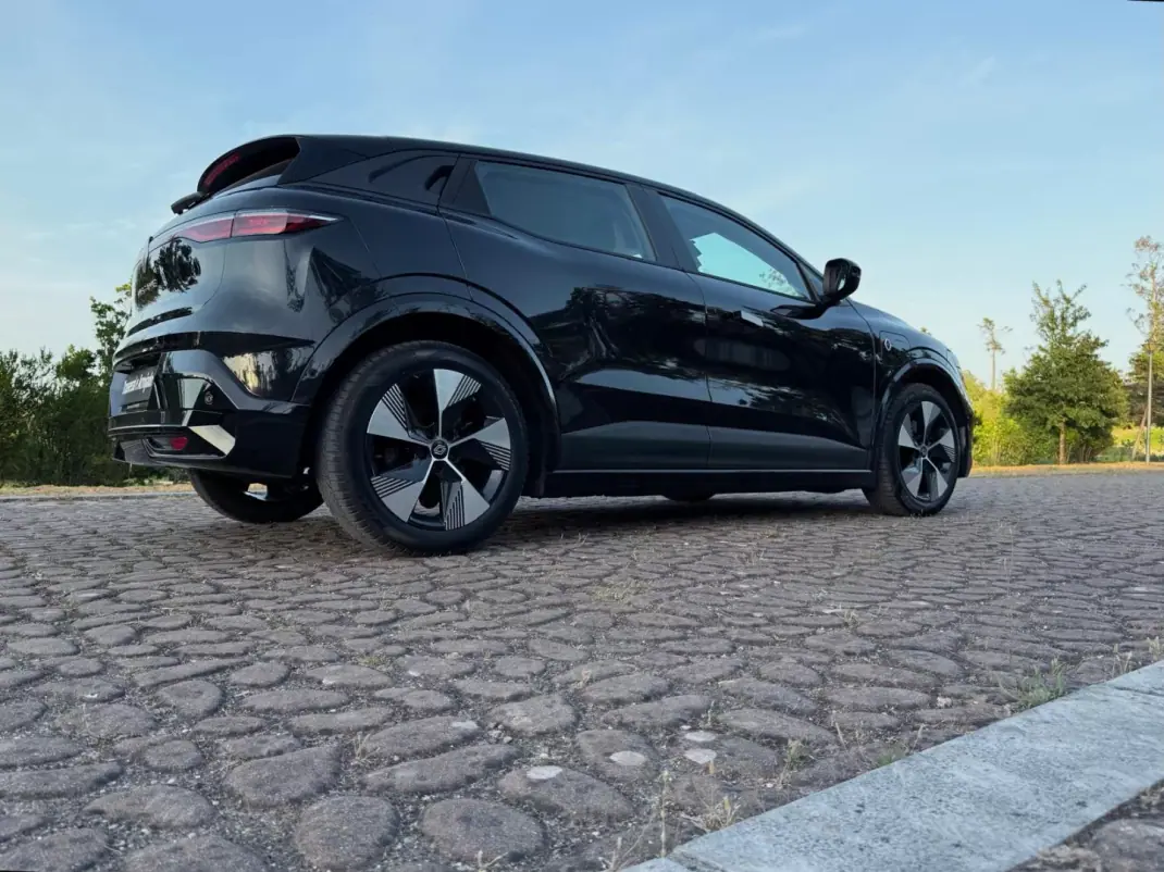 Renault Mégane E-Tech 2023 - 23500 EUR, 83000 km - AUTO.MOTO.pt - 83000km - foto 16 de 18