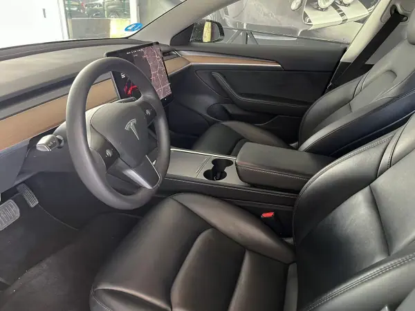 Tesla Model 3 2021 - 29900 EUR, 86555 km - AUTO.MOTO.pt - 86555km - foto 6 de 17