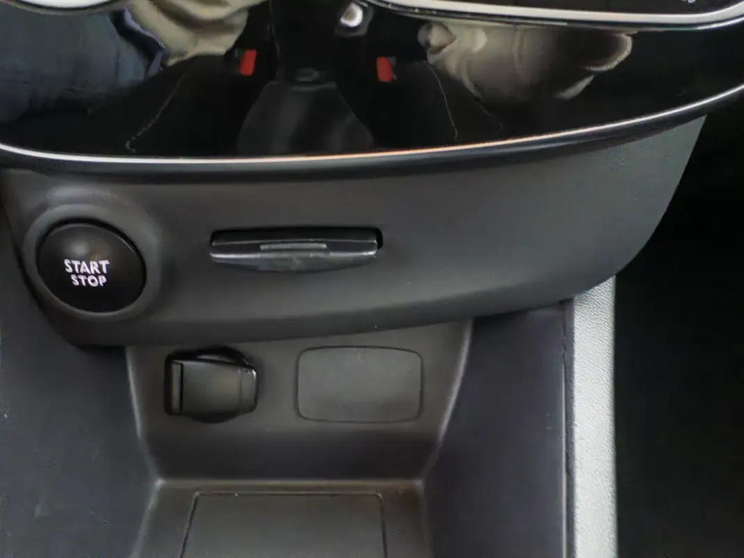 Renault Clio 2019 - 10990 EUR, 128000 km - AUTO.MOTO.pt - 128000km - foto 37 de 43