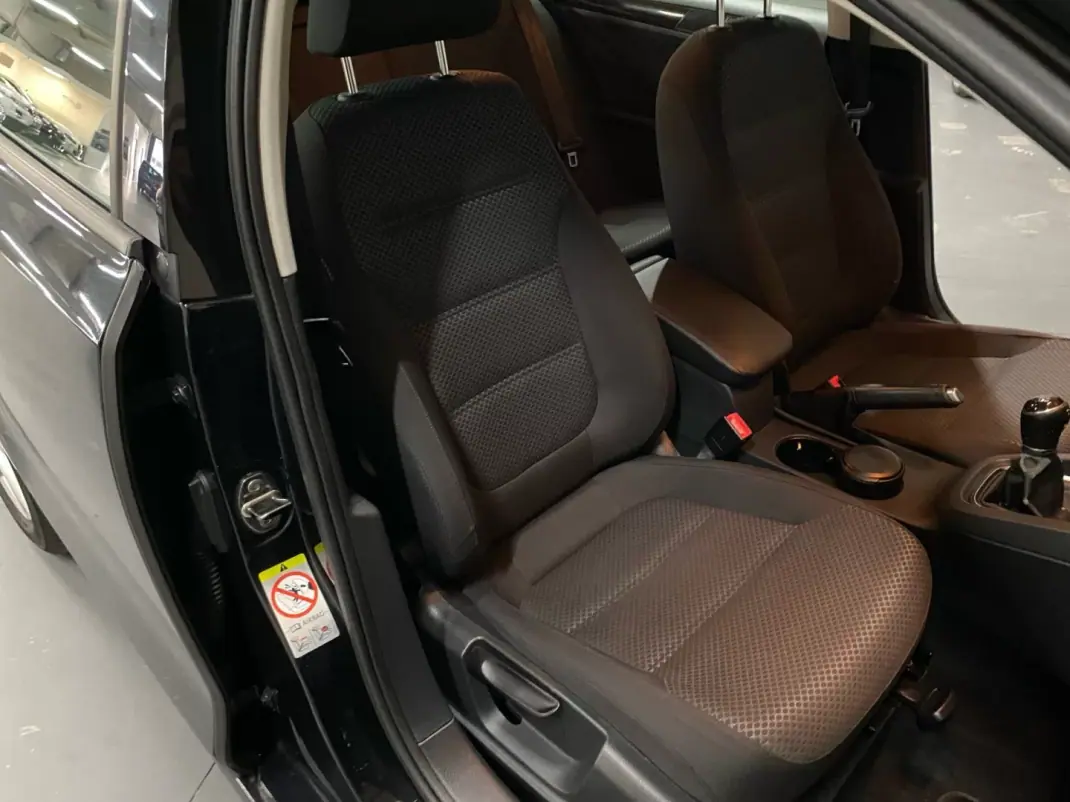 Volkswagen Jetta 2015 - 8950 EUR, 305000 km - AUTO.MOTO.pt - 305000km - foto 17 de 20