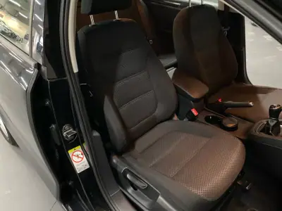 Volkswagen Jetta 2015 - 8950 EUR, 305000 km - AUTO.MOTO.pt - 305000km - foto 17 de 20