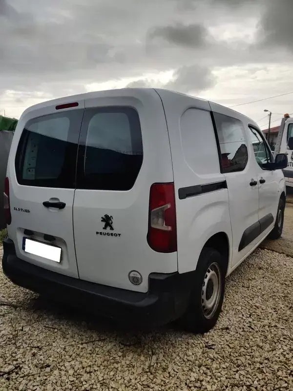 Peugeot Partner 1.5 HDI 3L 2020 - 10999 EUR, 100000 km - AUTO.MOTO.pt - 100000km - foto 3 de 6
