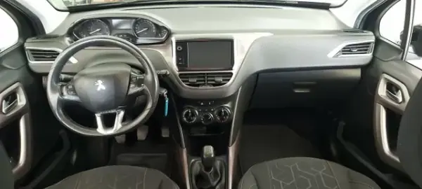 Peugeot 2008 2015 - 11850 EUR, 112000 km - AUTO.MOTO.pt - 112000km - foto 5 de 9