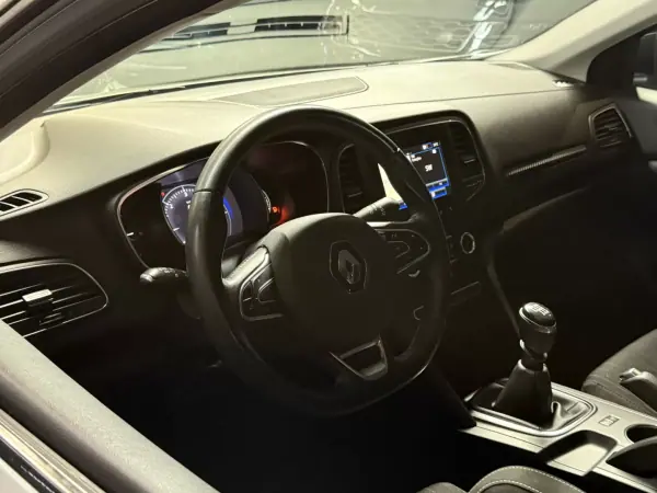 Renault Mégane 2021 - 13990 EUR, 174865 km - AUTO.MOTO.pt - 174865km - foto 11 de 27