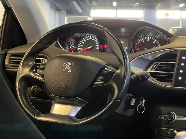 Peugeot 308 SW 2016 - 10990 EUR, 160000 km - AUTO.MOTO.pt - 160000km - foto 17 de 42