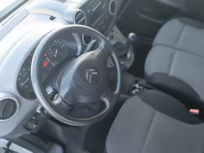 Citroën BERLINGO 3 LUGARES 2017 - 9000 EUR, 220000 km - AUTO.MOTO.pt - 220000km - foto 8 de 30