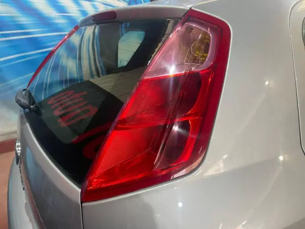 Fiat Punto 2015 - 6250 EUR, 198000 km - AUTO.MOTO.pt - 198000km - foto 18 de 31