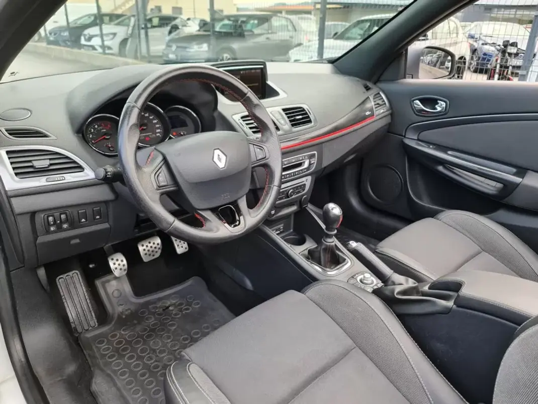 Renault Mégane Cabrio 2015 - 14990 EUR, 195000 km - AUTO.MOTO.pt - 195000km - foto 23 de 43