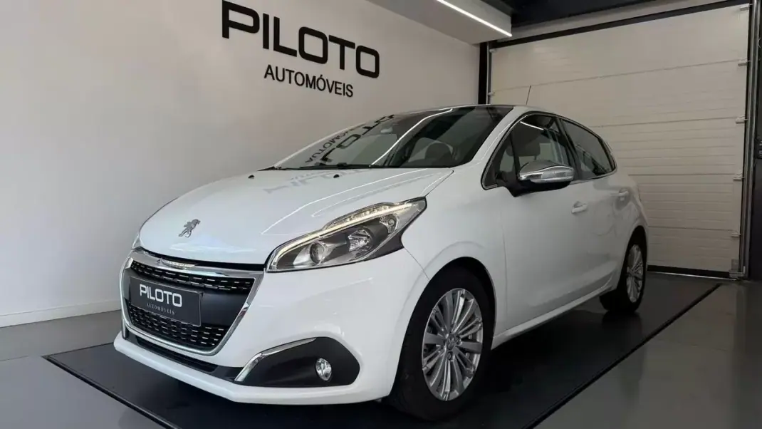 Peugeot 208 2016 - 9990 EUR, 105740 km - AUTO.MOTO.pt - 105740km - foto 1 de 23