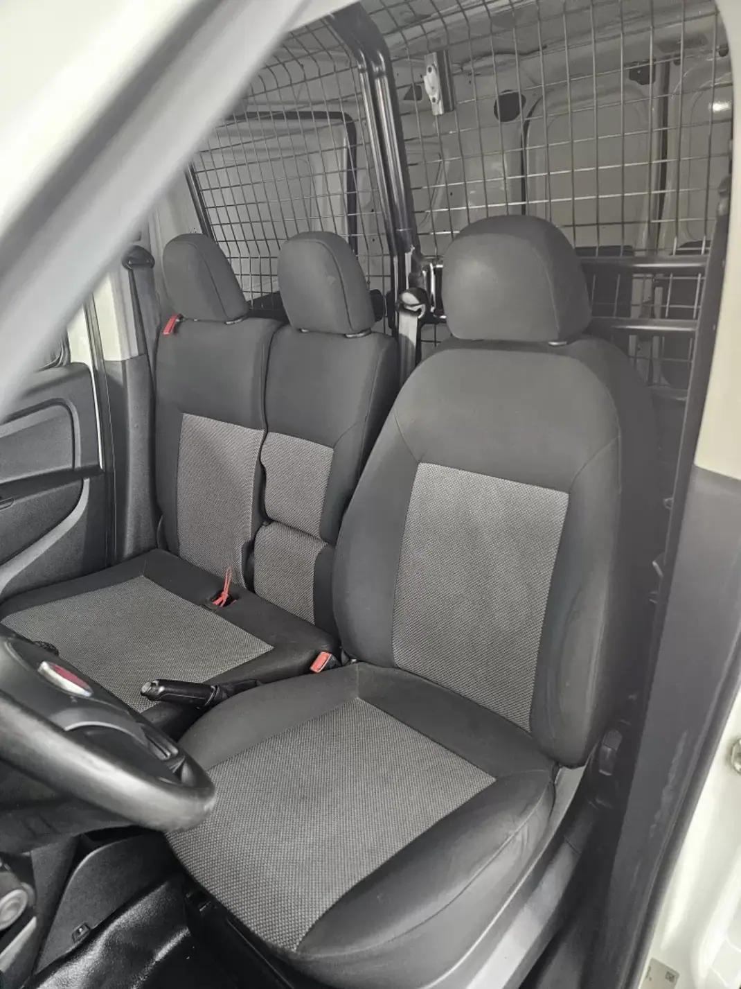 Fiat DOBLO CARGO 1.3 MULTIJET EASY 2018 - 10250 EUR, 177400 km - AUTO.MOTO.pt - 177400km - foto 16 de 26