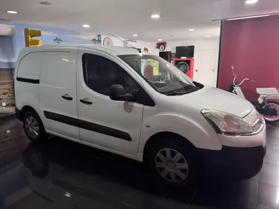 Citroën BERLINGO 3 LUGARES 2014 - 8450 EUR, 263000 km - AUTO.MOTO.pt - 263000km - foto 6 de 11