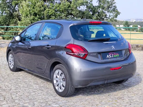 Peugeot 208 2019 - 8250 EUR, 213927 km - AUTO.MOTO.pt - 213927km - foto 9 de 22