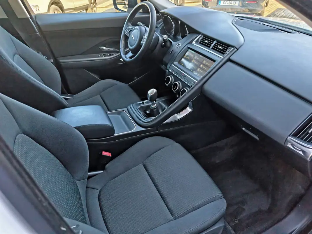 Jaguar E-Pace 2019 - 20500 EUR, 122300 km - AUTO.MOTO.pt - 122300km - foto 10 de 20