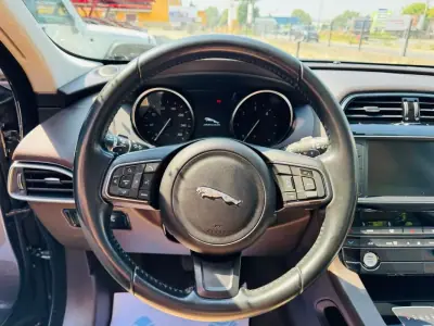 Jaguar F-Pace 2017 - 24999 EUR, 78000 km - AUTO.MOTO.pt - 78000km - foto 4 de 32