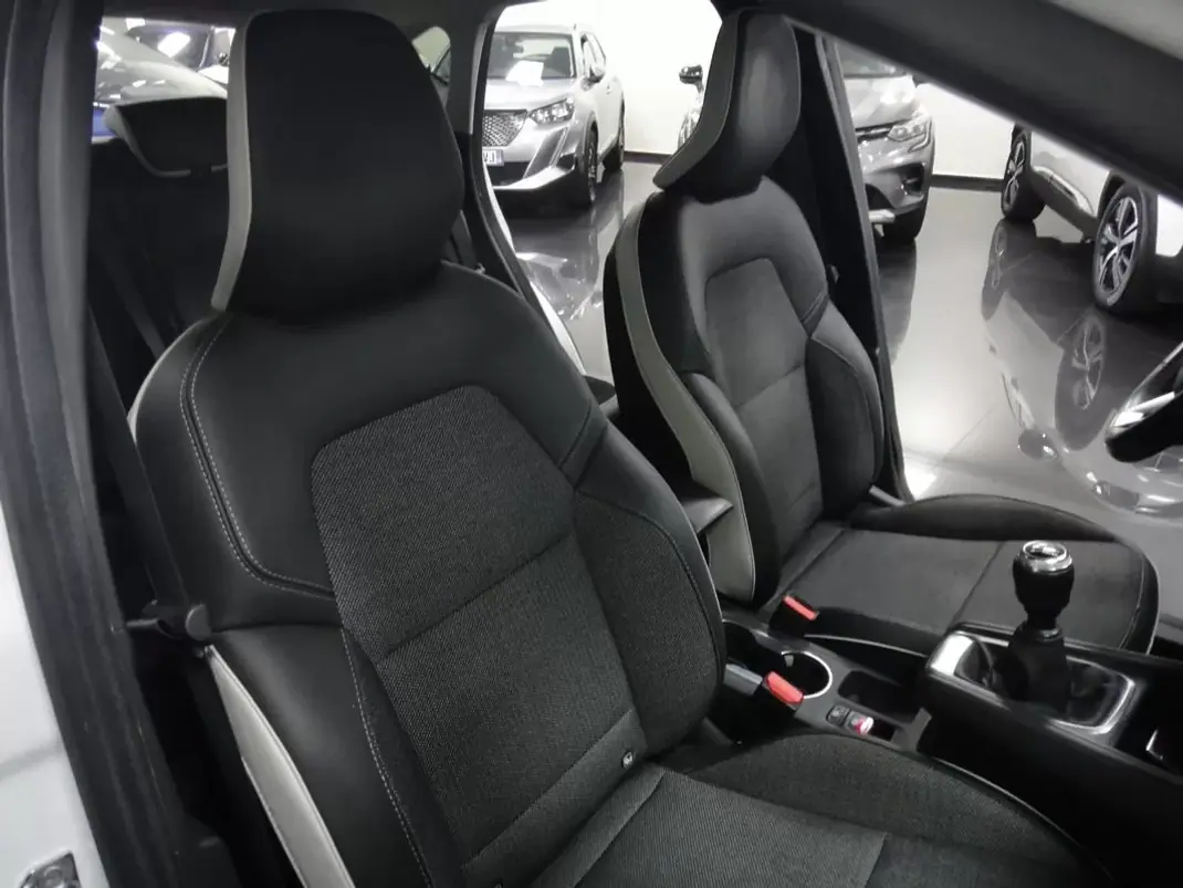 Renault Captur 2020 - 16500 EUR, 76000 km - AUTO.MOTO.pt - 76000km - foto 21 de 23