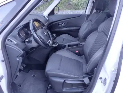 Renault Grand Scénic 2017 - 13750 EUR, 200000 km - AUTO.MOTO.pt - 200000km - foto 18 de 27