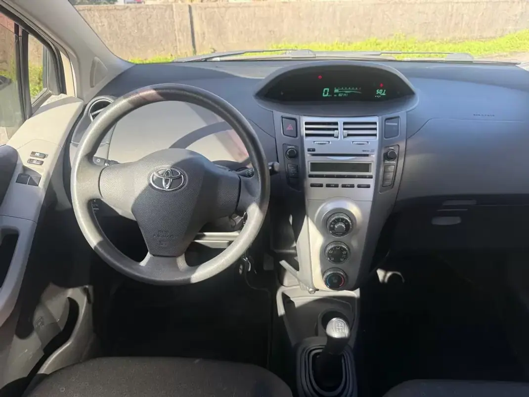 Toyota Yaris 2006 - 5650 EUR, 162000 km - AUTO.MOTO.pt - 162000km - foto 18 de 23