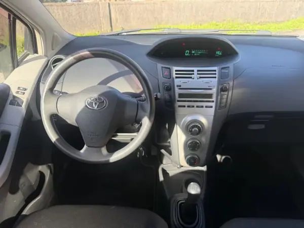 Toyota Yaris 2006 - 5400 EUR, 162000 km - AUTO.MOTO.pt - 162000km - foto 18 de 23