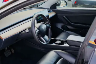 Tesla Model 3 2020 - 24500 EUR, 118368 km - AUTO.MOTO.pt - 118368km - foto 11 de 21