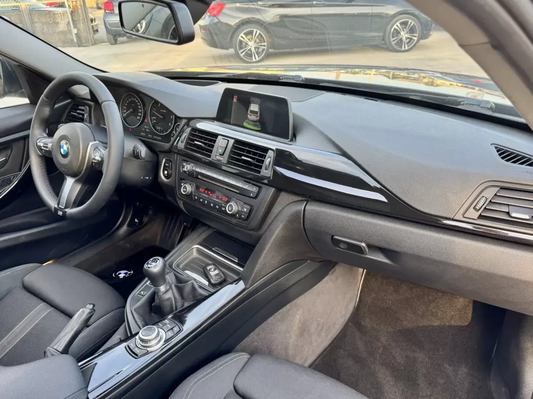 BMW 318 2014 - 10999 EUR, 270000 km - AUTO.MOTO.pt - 270000km - foto 10 de 24