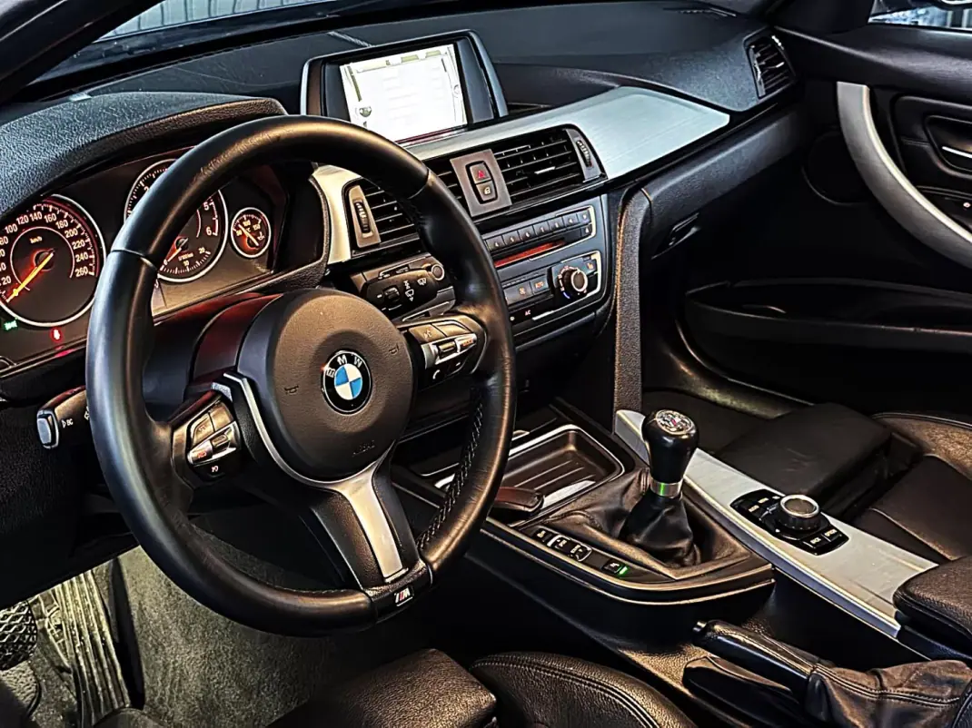 BMW 318 2013 - 16990 EUR, 249800 km - AUTO.MOTO.pt - 249800km - foto 24 de 38