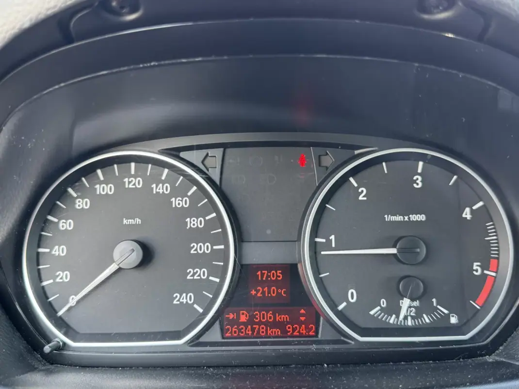 BMW 118 2009 - 9950 EUR, 260000 km - AUTO.MOTO.pt - 260000km - foto 11 de 16
