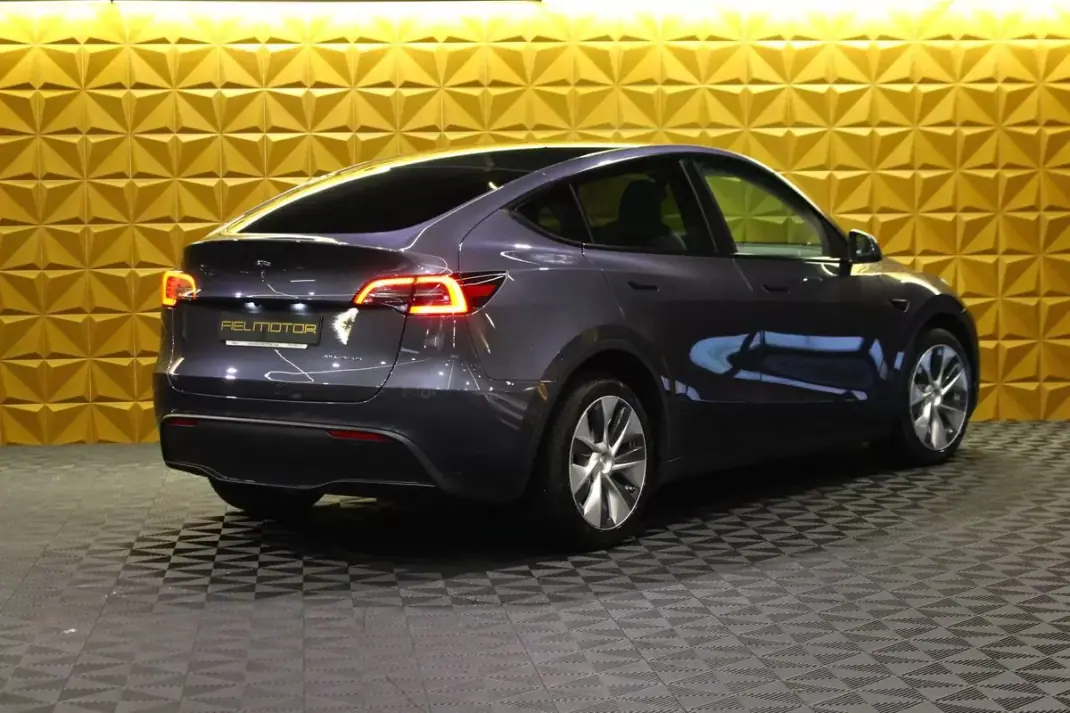 Tesla Model Y 2021 - 32240 EUR, 132000 km - AUTO.MOTO.pt - 132000km - foto 10 de 38