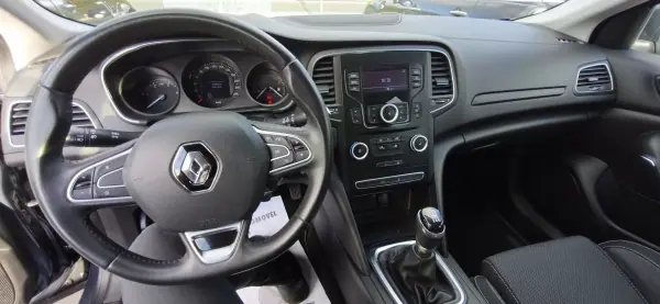 Renault Mégane Sport Tourer 2019 - 14990 EUR, 97355 km - AUTO.MOTO.pt - 97355km - foto 5 de 5