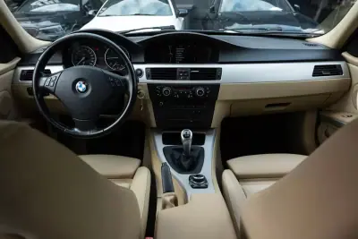 BMW 318 2010 - 11900 EUR, 321000 km - AUTO.MOTO.pt - 321000km - foto 9 de 18