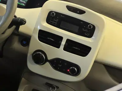 Renault Zoe 2018 - 10990 EUR, 130000 km - AUTO.MOTO.pt - 130000km - foto 18 de 36