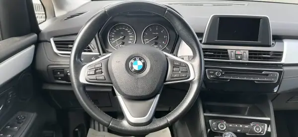 BMW 216 Active Tourer 2017 - 16600 EUR, 93120 km - AUTO.MOTO.pt - 93120km - foto 5 de 13