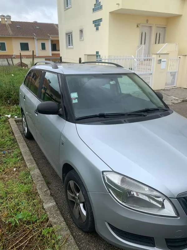 Skoda Fabia 2011 - 3000 EUR, 177000 km - 177000km - foto 4 de 7