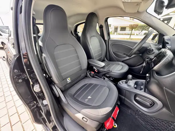 Smart ForFour 2019 - 12990 EUR, 12000 km - 12000km - foto 13 de 17