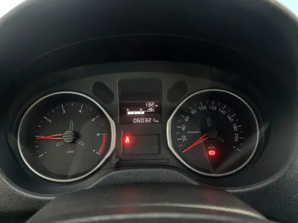 Citroën C-Elysée 2018 - 12500 EUR, 63213 km - AUTO.MOTO.pt - 63213km - foto 19 de 25