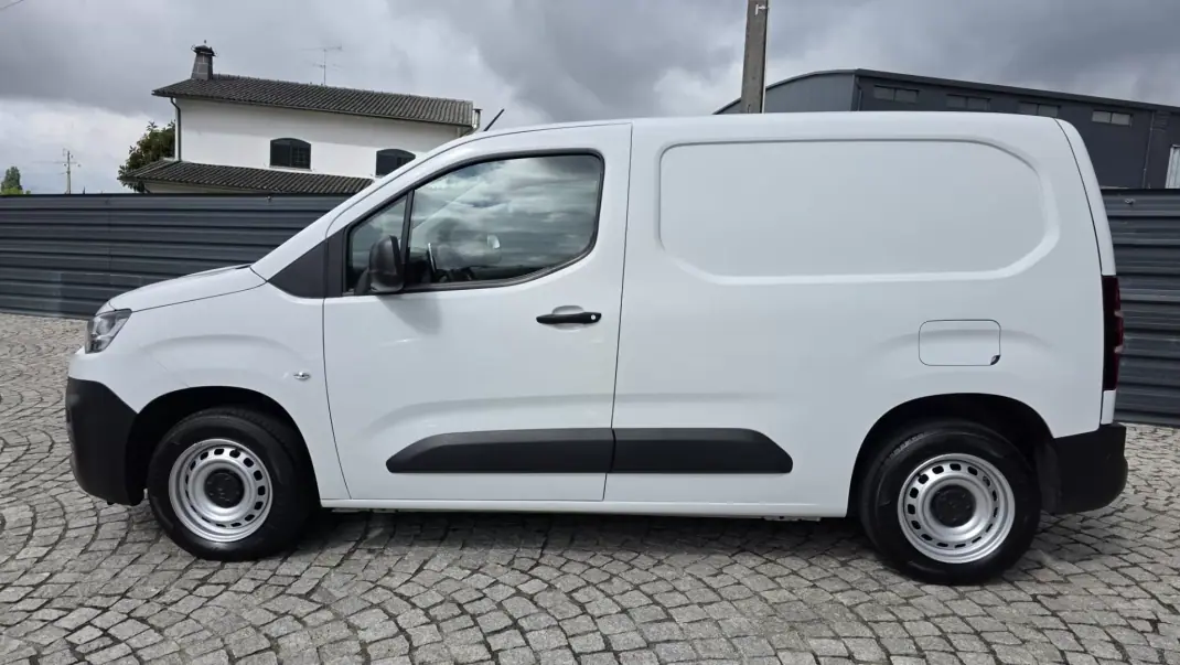 Citroën Berlingo 2022 - 14450 EUR, 77000 km - AUTO.MOTO.pt - 77000km - foto 2 de 24