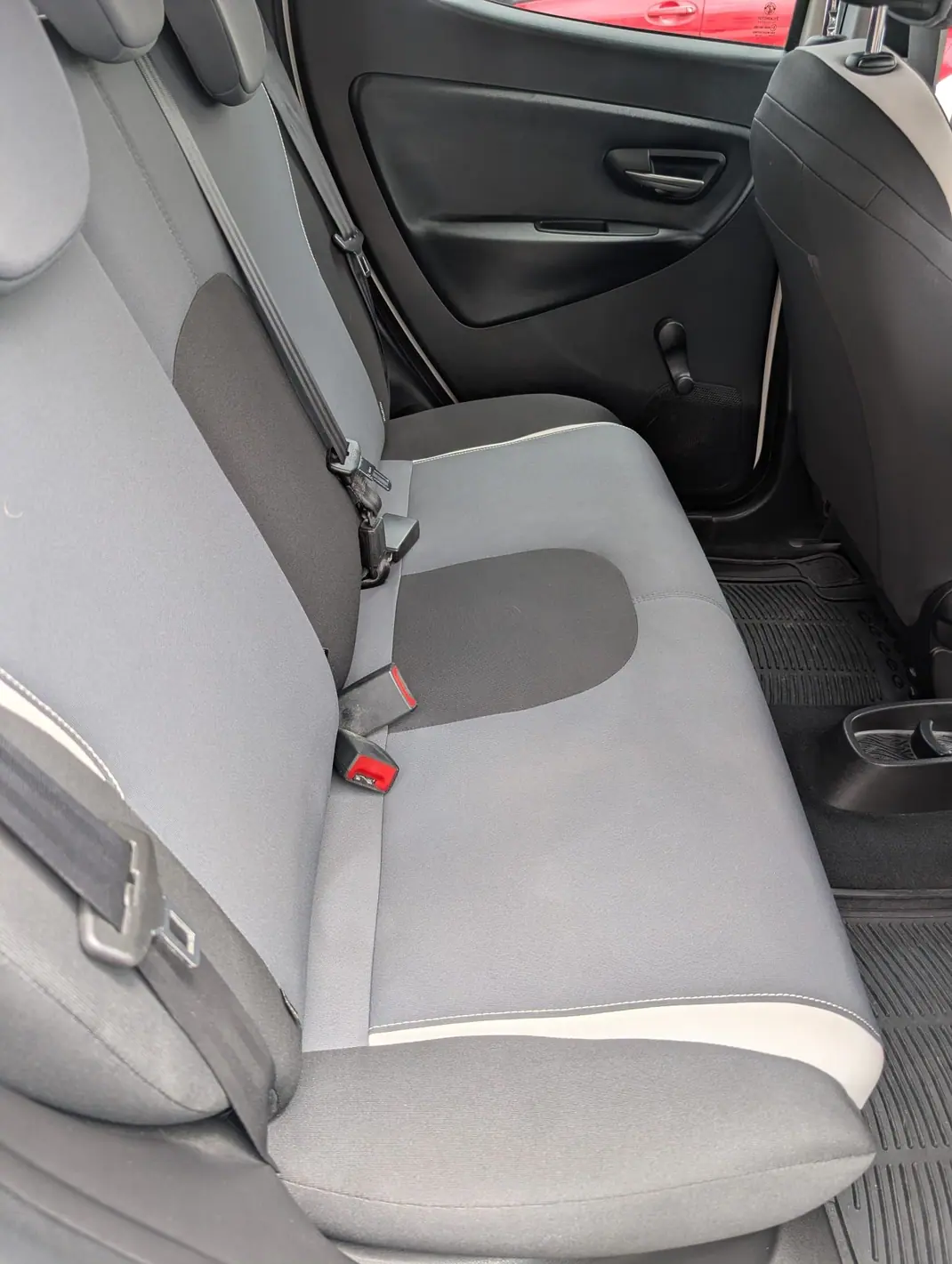 Lancia Ypsilon 2015 - 6400 EUR, 149756 km - 149756km - foto 7 de 15